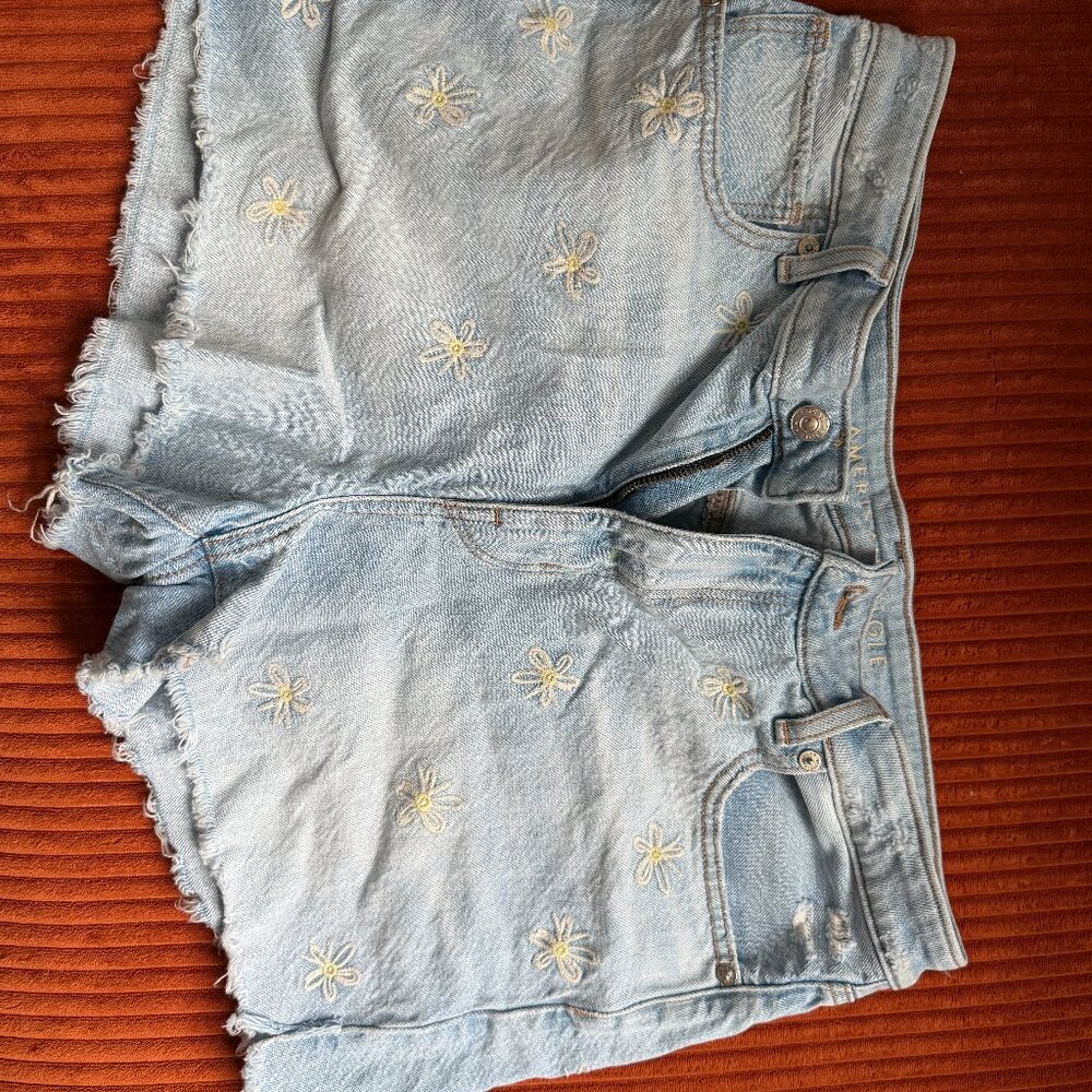 American Eagle Daisy Floral Embroidered Light Wash Mom Shorts
